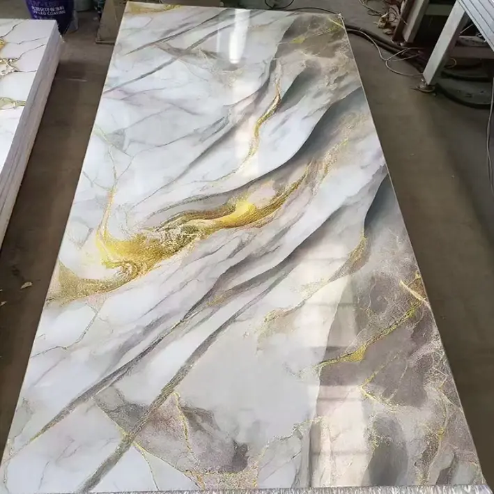 Wandverkleidung aus Marmor im Badezimmer
