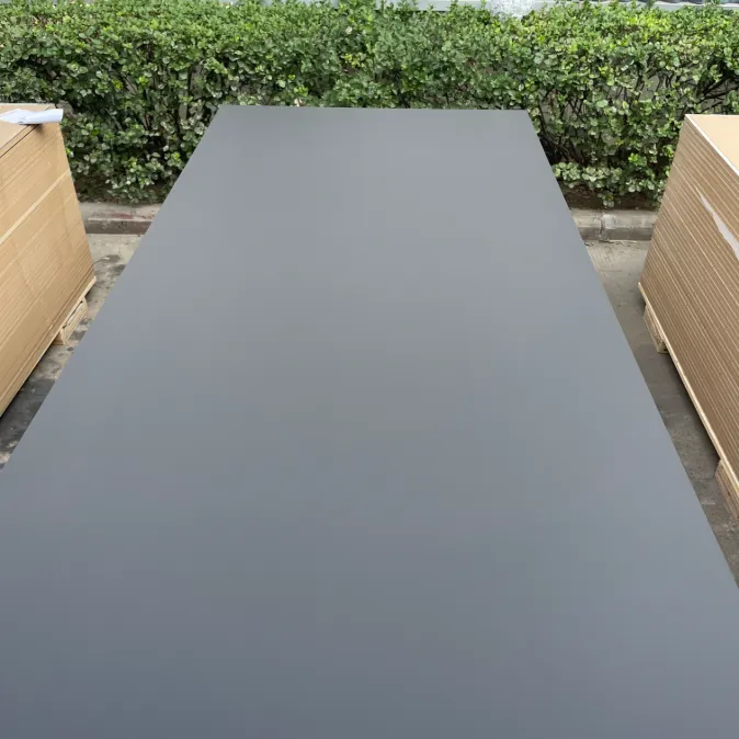 Schlagfeste Acrylplatte