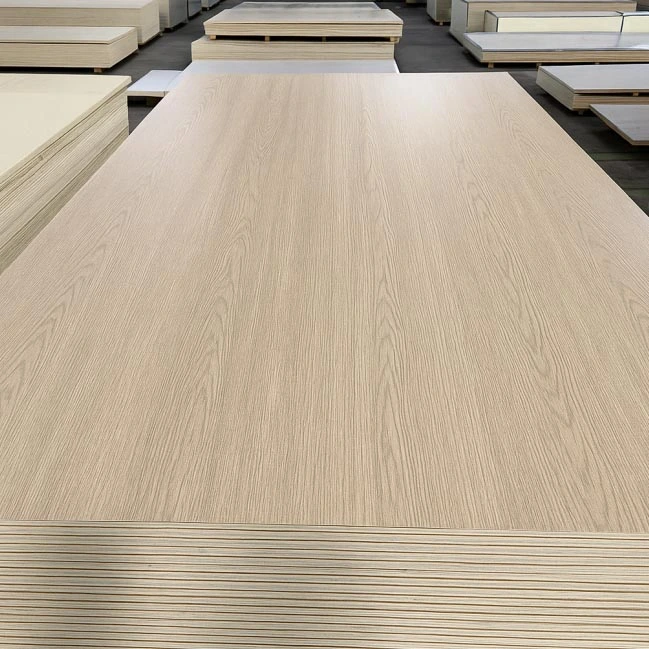 Matt dunkelgraue Spanplatte mit Holzmaserung