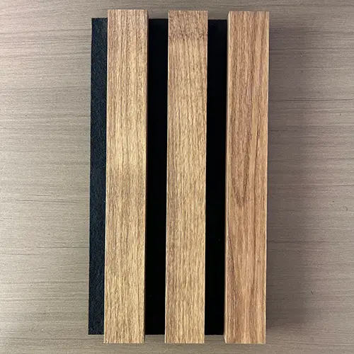 Schallabsorbierende Holzlattenplatten