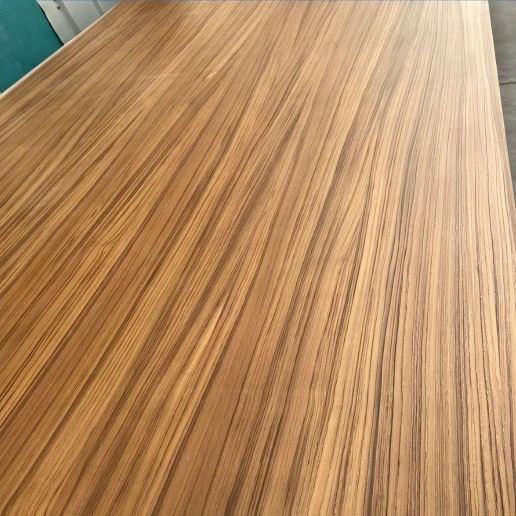 Holzfurnierbeschichtetes Brett